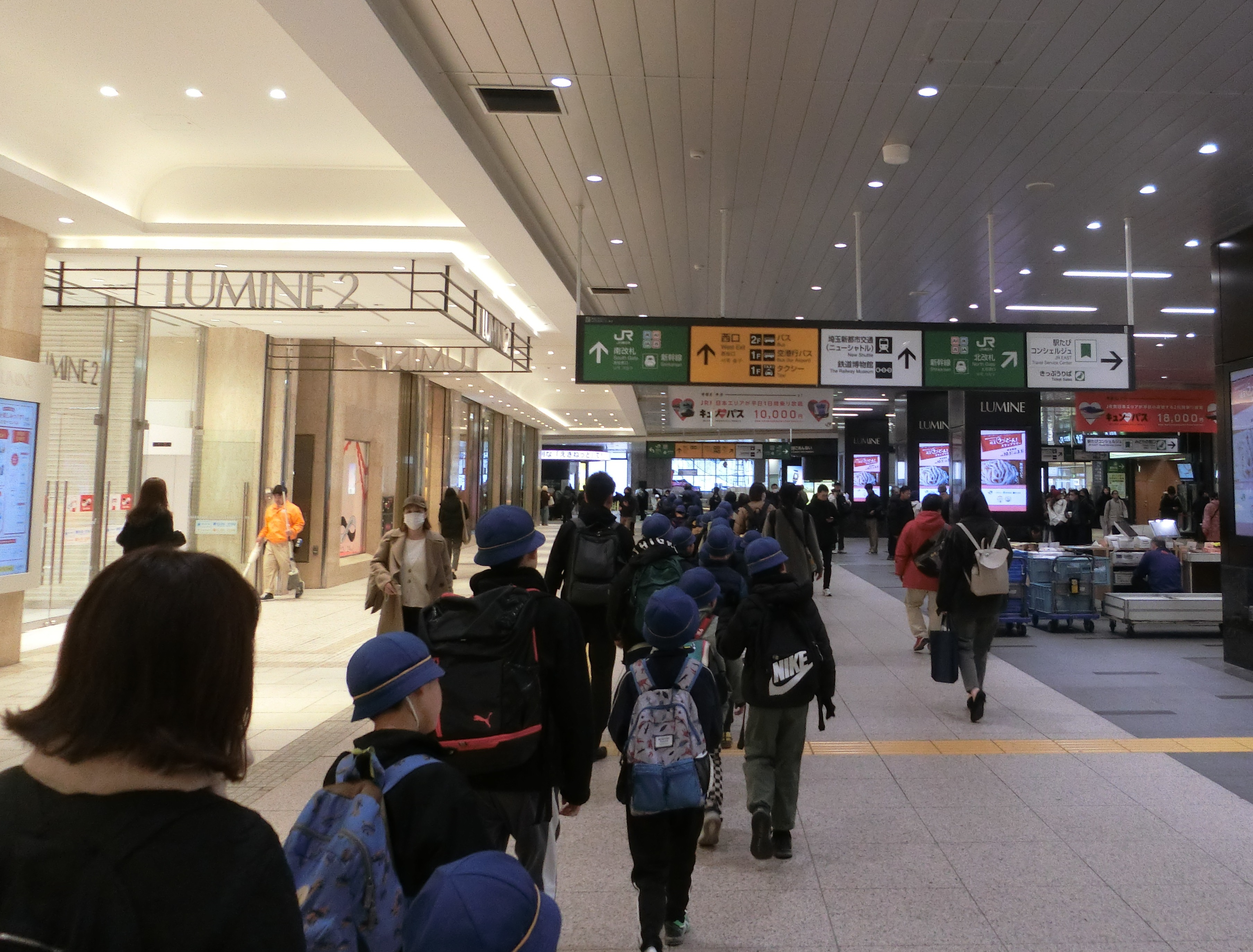 駅構内を歩く様子