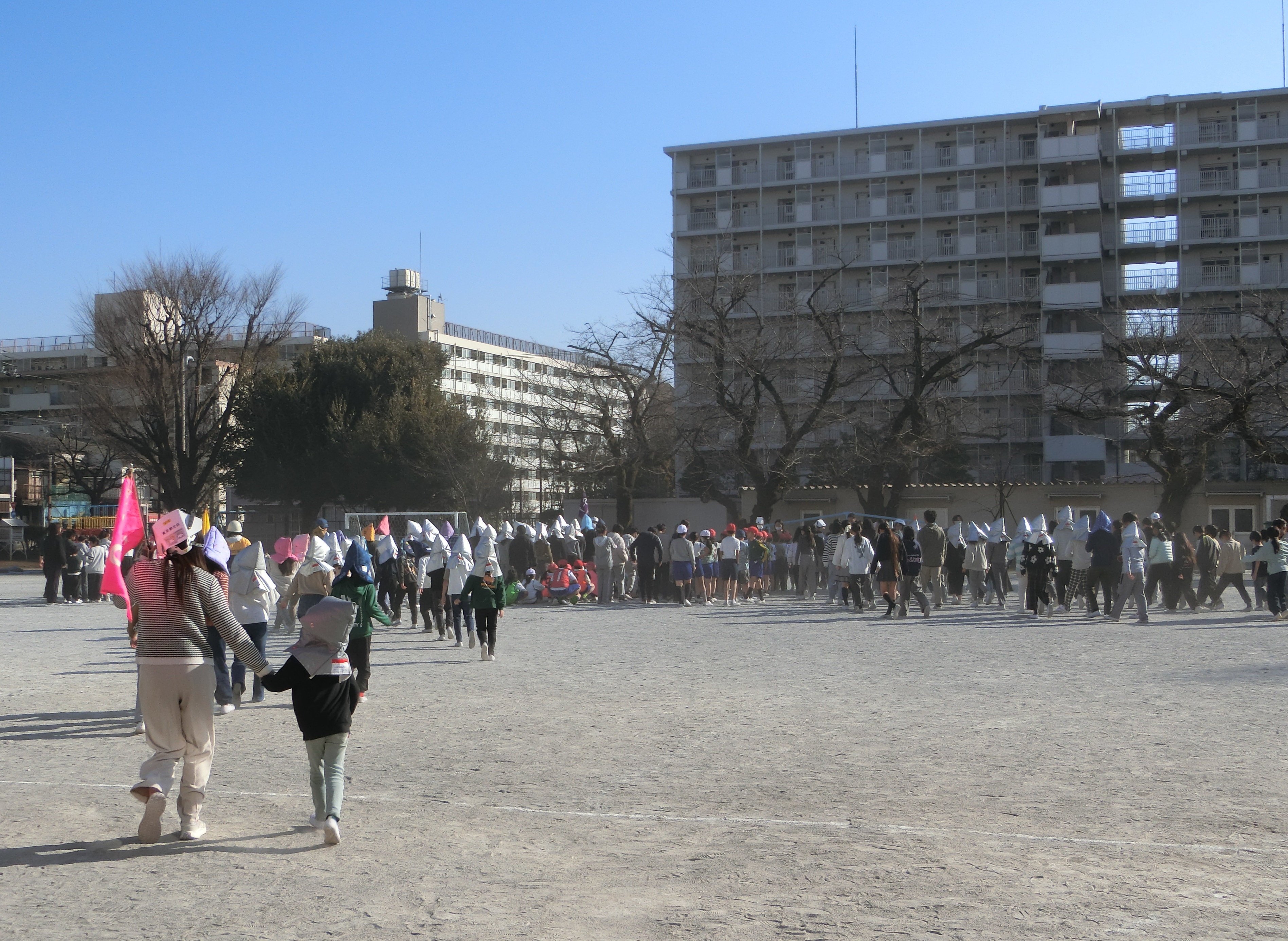 校庭避難の様子