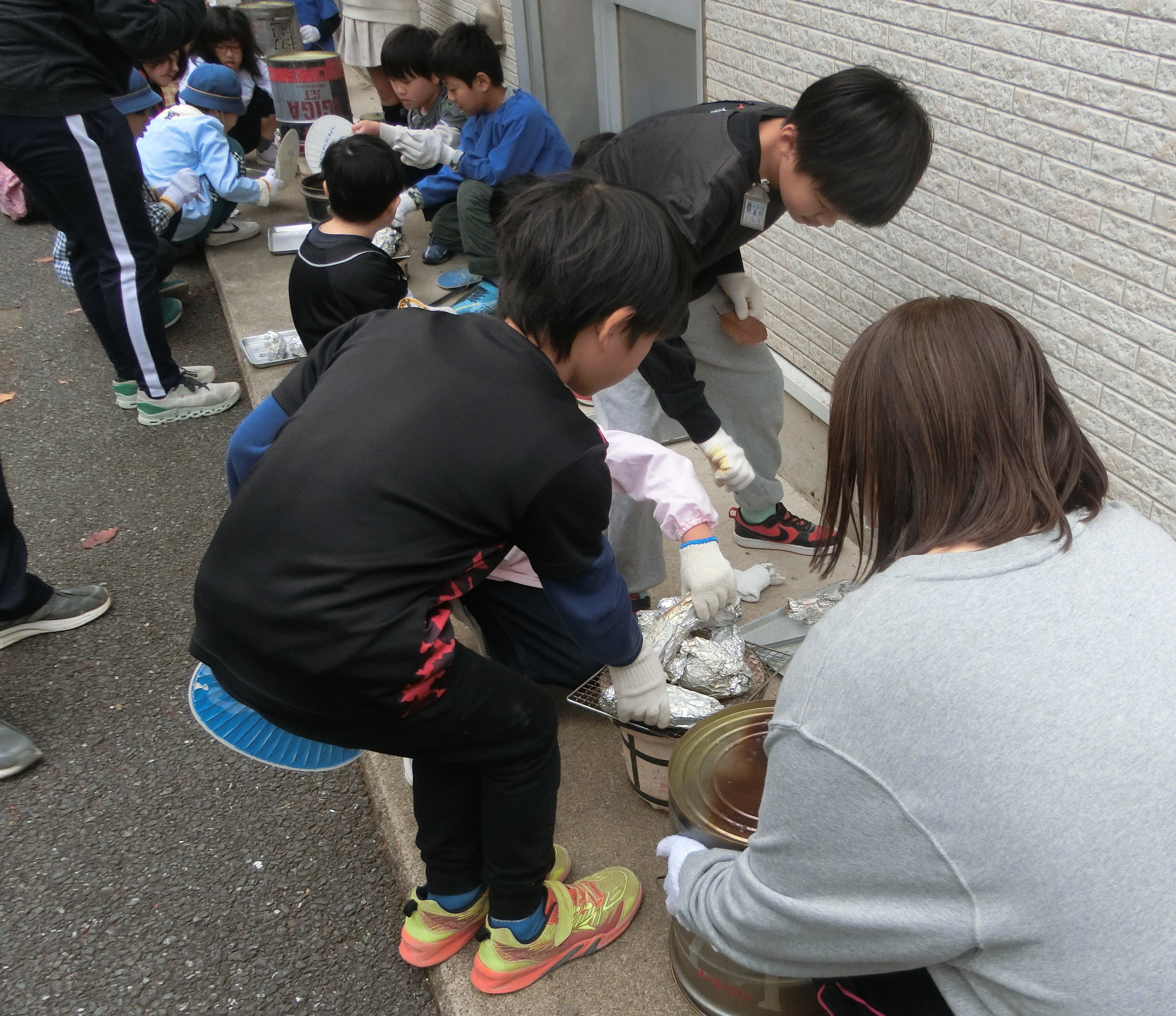 焼いもを作っている様子