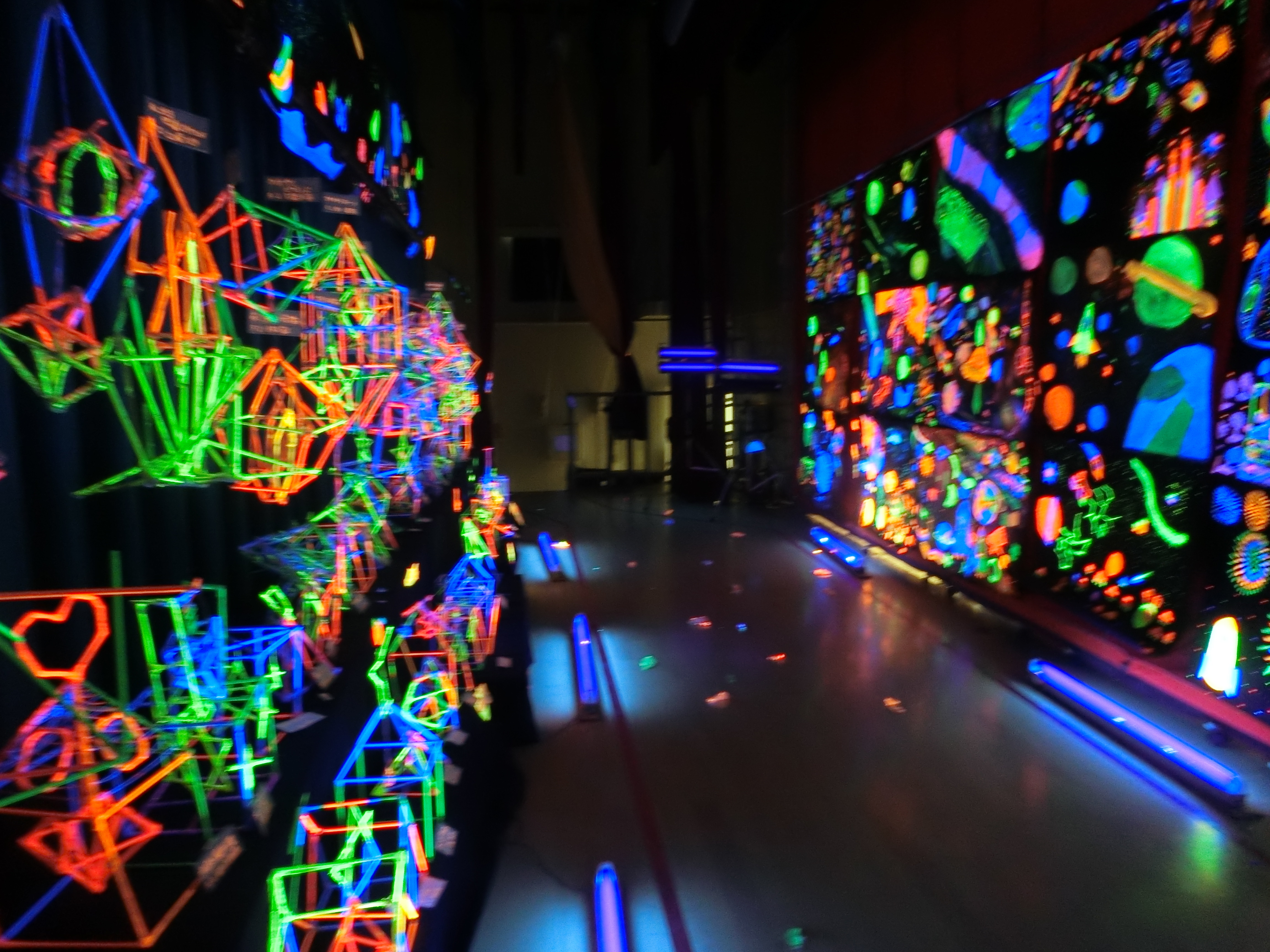 5年生作品　ブラックライトを使っての展示