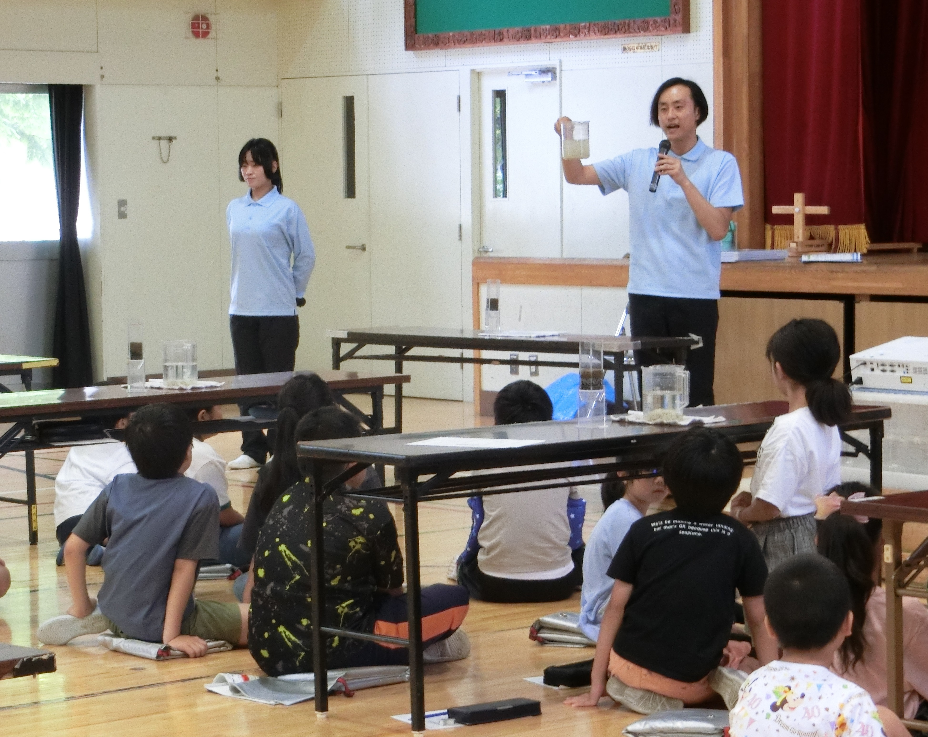 説明を聞いている様子