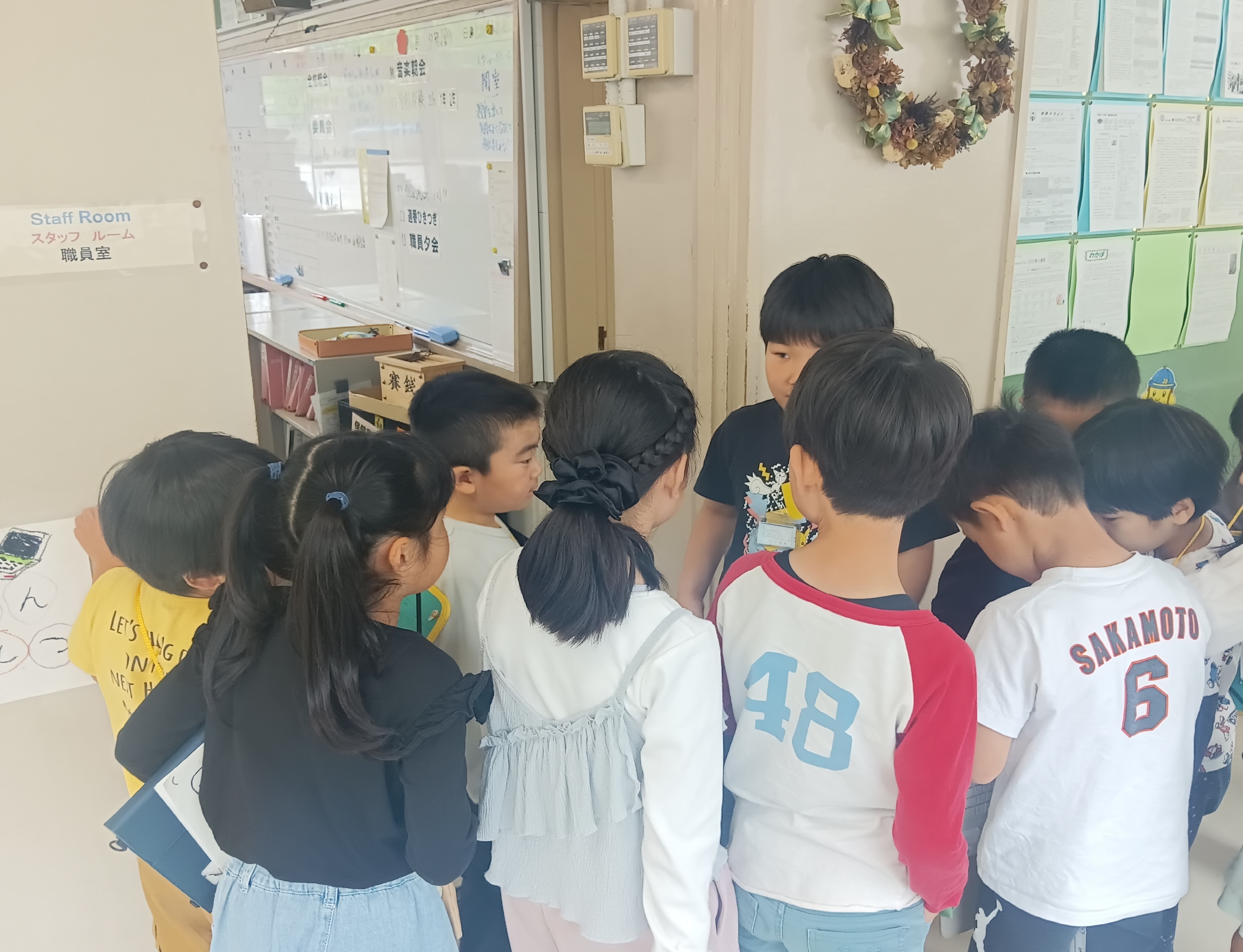 2年生が1年生に説明する様子
