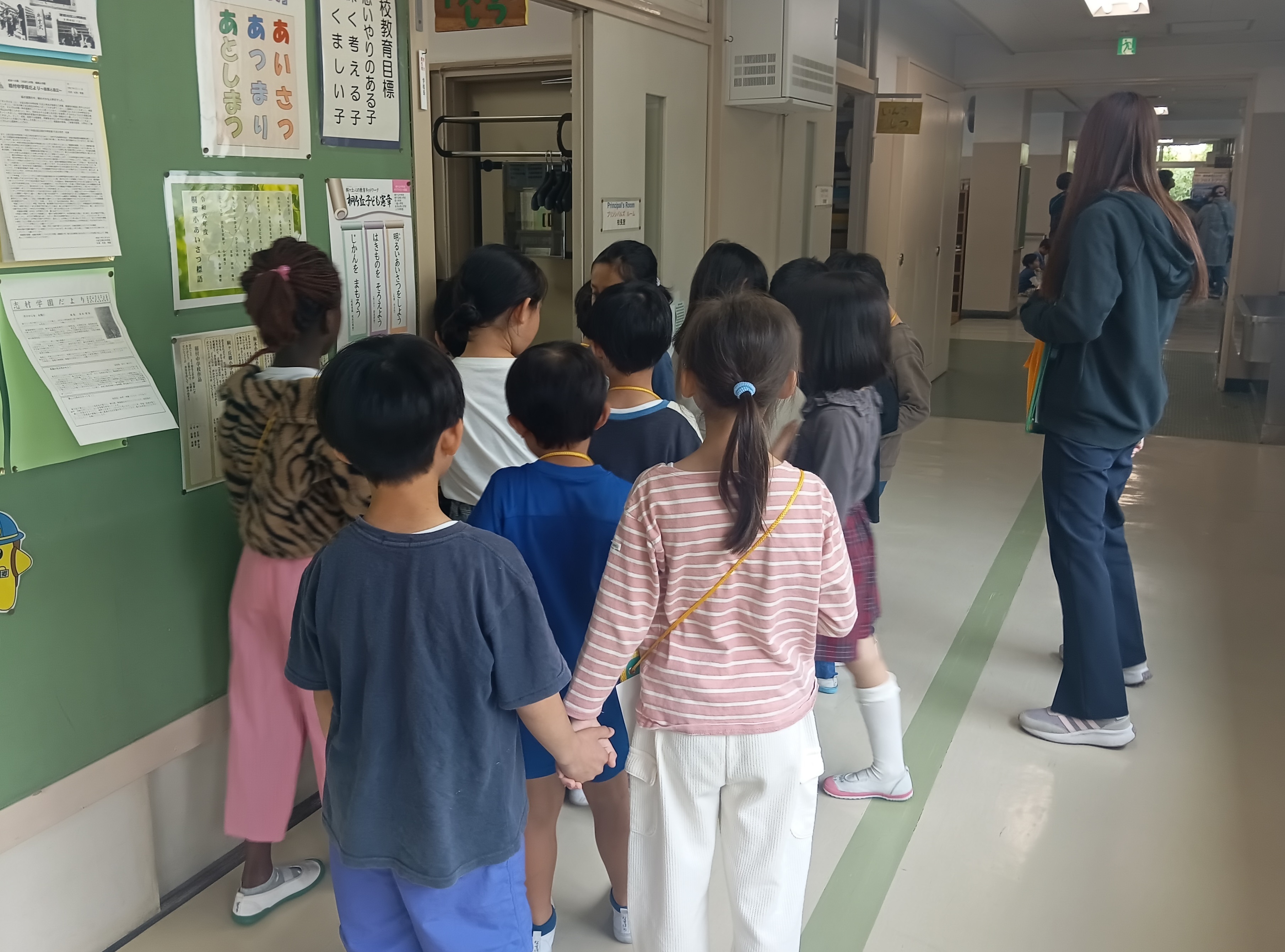 校舎内を回る様子