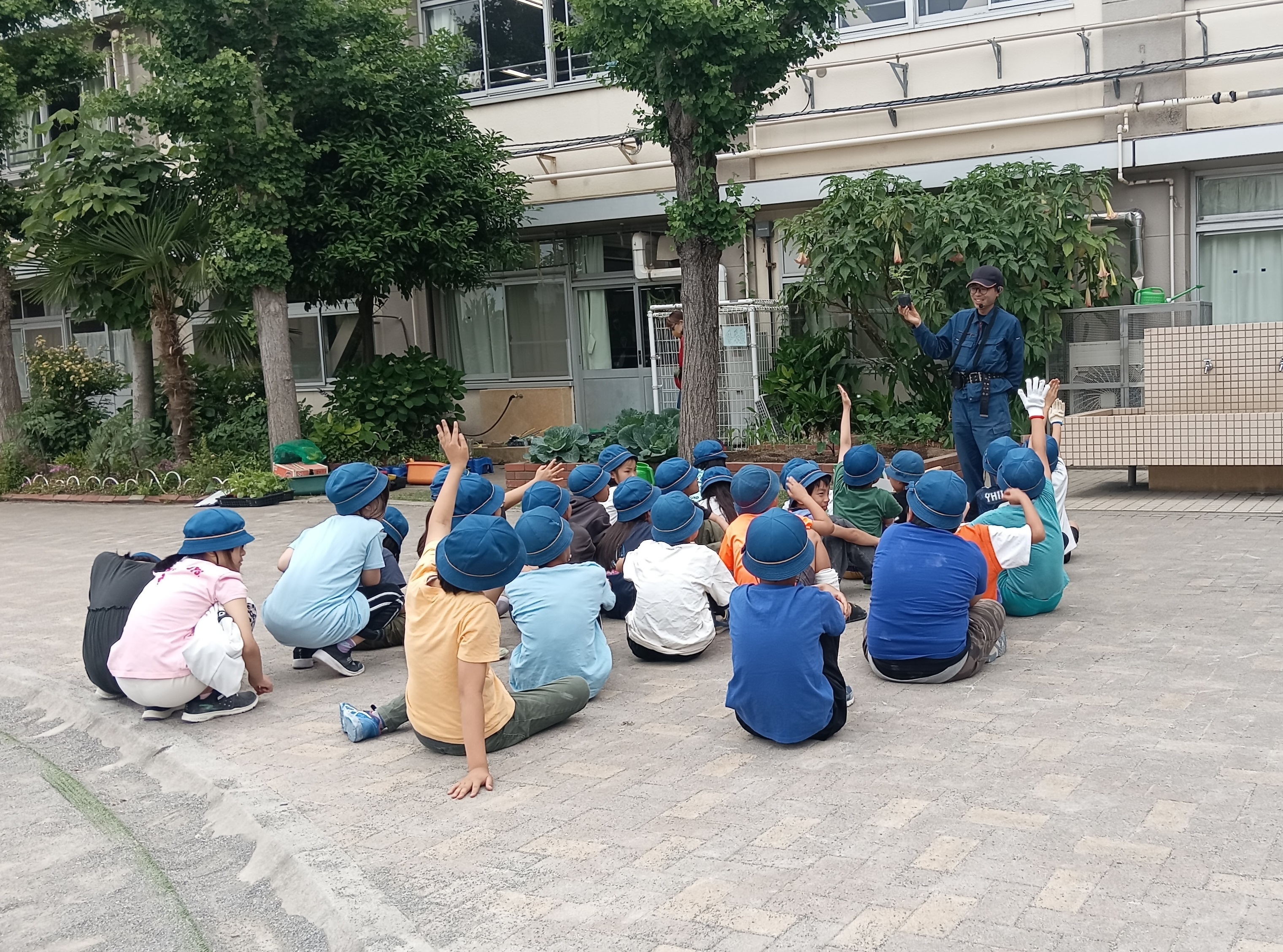 お話を聞いている様子