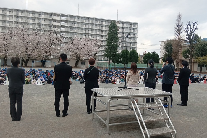 校庭での始業式の様子