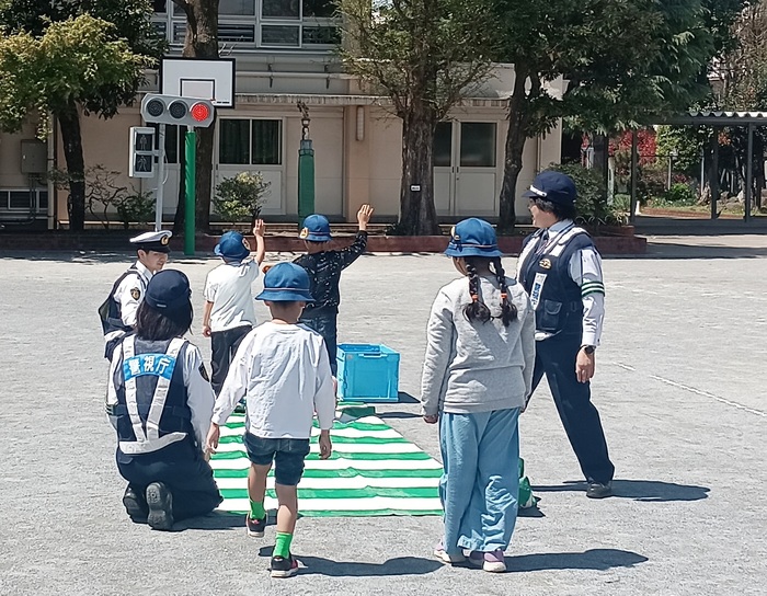 横断歩道を渡る実習風景