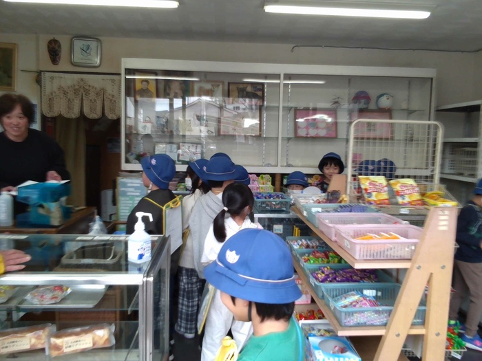 お店を見学する児童の様子