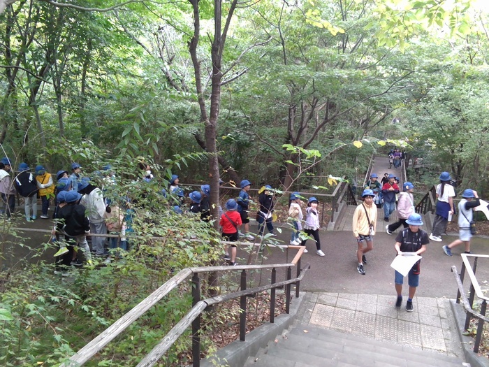 オリエンテーリングを楽しむ児童の様子