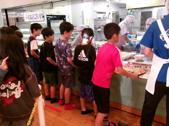 宿舎で朝食を受け取る児童の様子