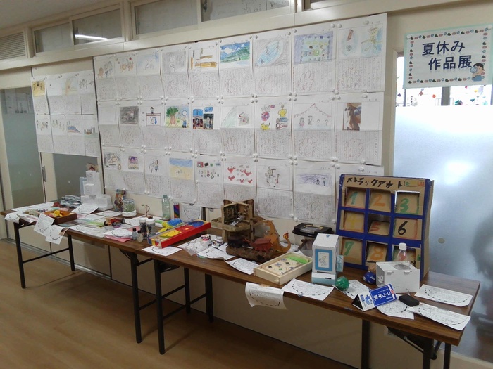 廊下に並べられたたくさんの児童の作品