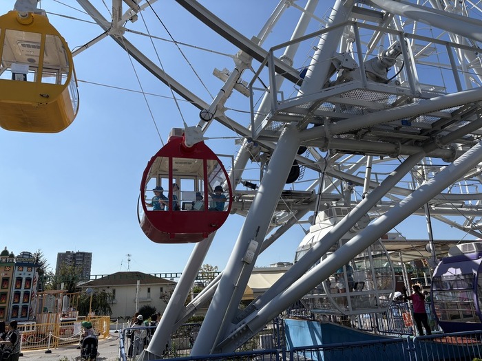 観覧車に乗る児童の様子