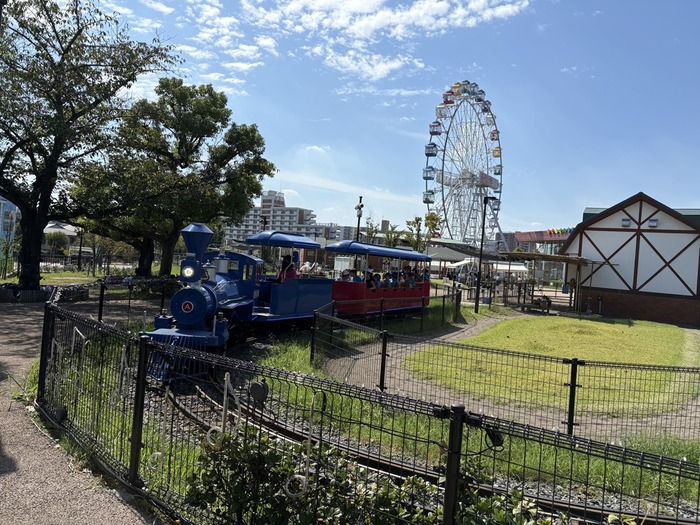 汽車のアトラクションに乗る児童の様子