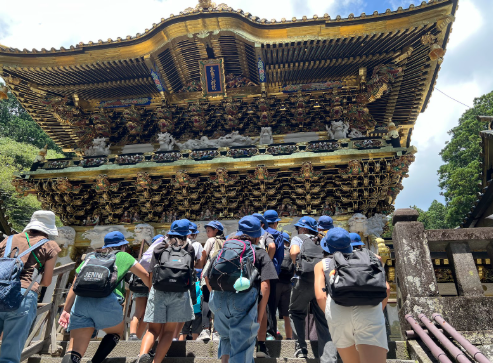 日光東照宮を見学する児童の様子