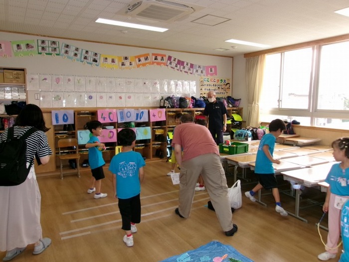 地域の方が児童のお店で遊んでいる様子