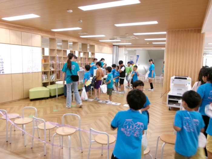 「スーパーボールひき」を楽しむ児童の様子