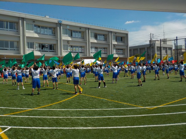 校庭で踊っています。