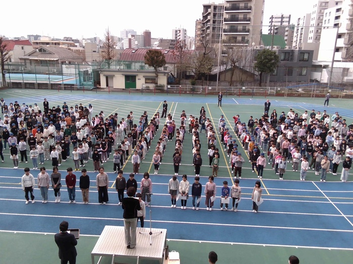 修了証書を渡す様子