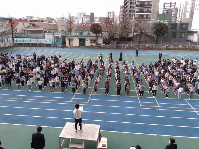 校歌を歌う様子