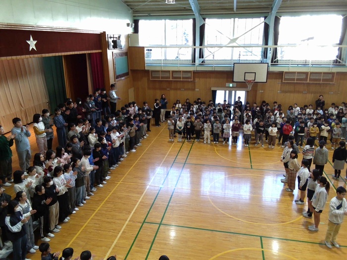 全校で歌う様子