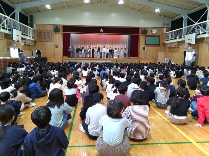 Kポップクラブ全員が舞台に立つ様子