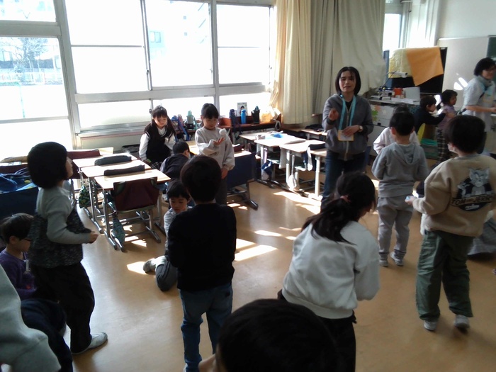 地域の方にお手玉を教えていただいている様子