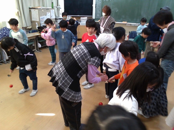 地域の方にけん玉を教えていただいている様子