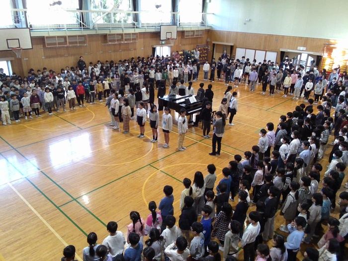 手話の見本をする5年生