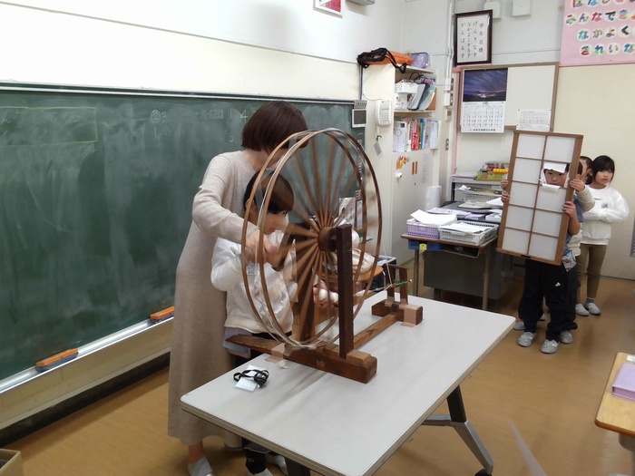 糸車を体験している様子