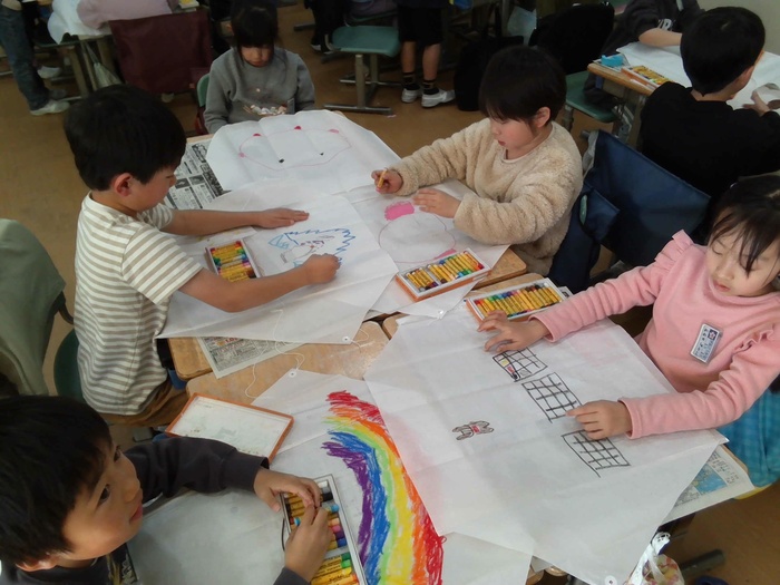 凧に絵を描いている様子