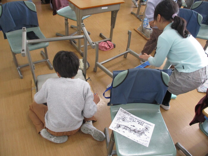 机や椅子をきれいにしています。