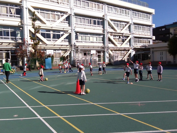 相手が取りやすいようにボールを蹴っている様子