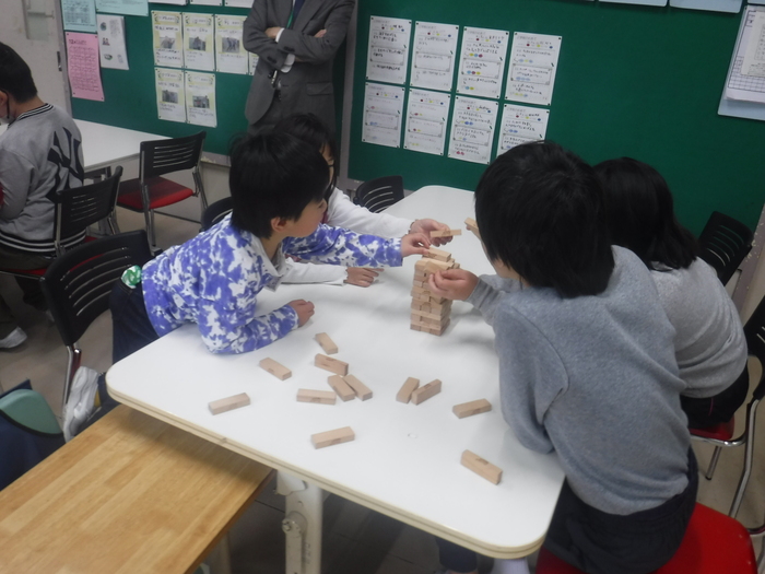 ジェンガをして遊んでいるところ