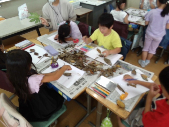 落ち葉を使って絵を作っている様子