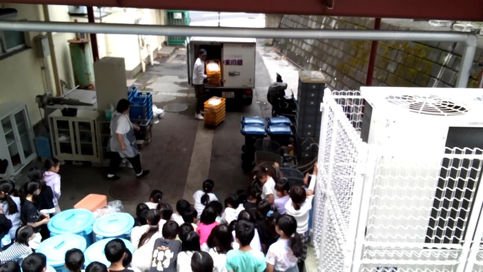 給食室への搬入の様子を見学する3年生