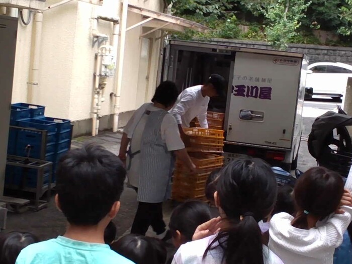 給食室への搬入の様子