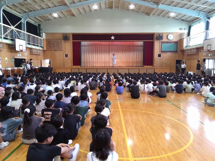 座って話を聞く様子