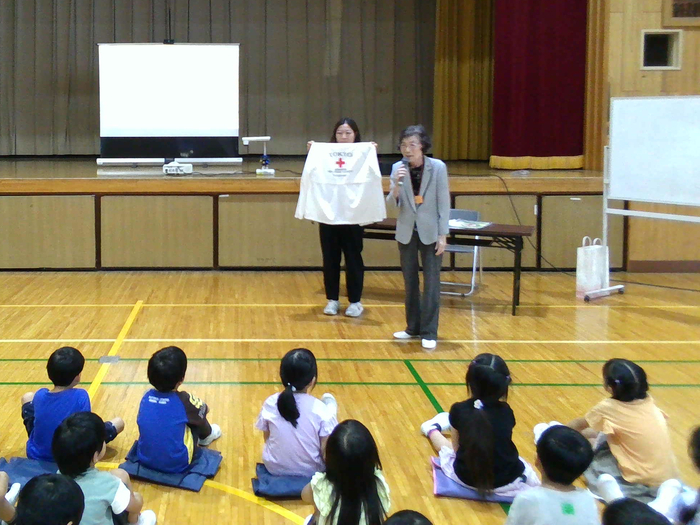 赤十字について話を聞く子供たちの様子