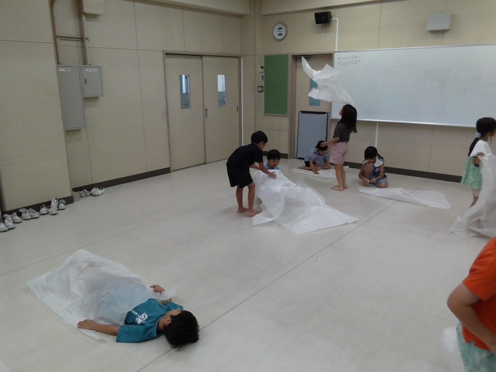 薄葉紙を使って活動する様子
