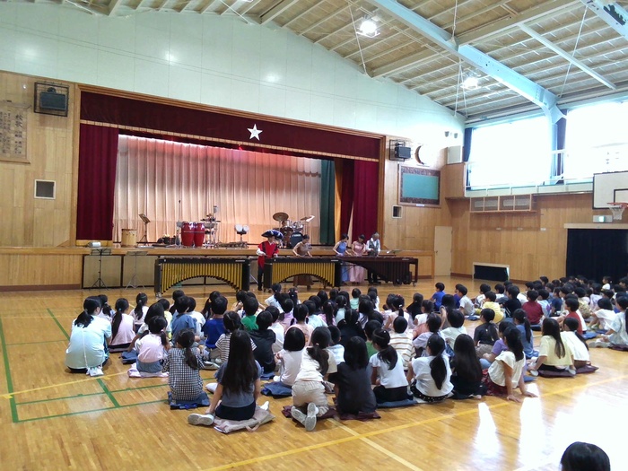 民族衣装を着て演奏