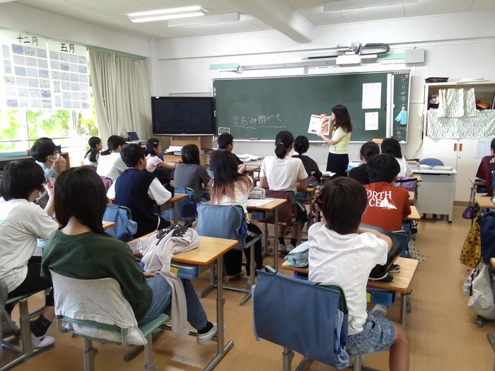 6年生の読み聞かせの様子