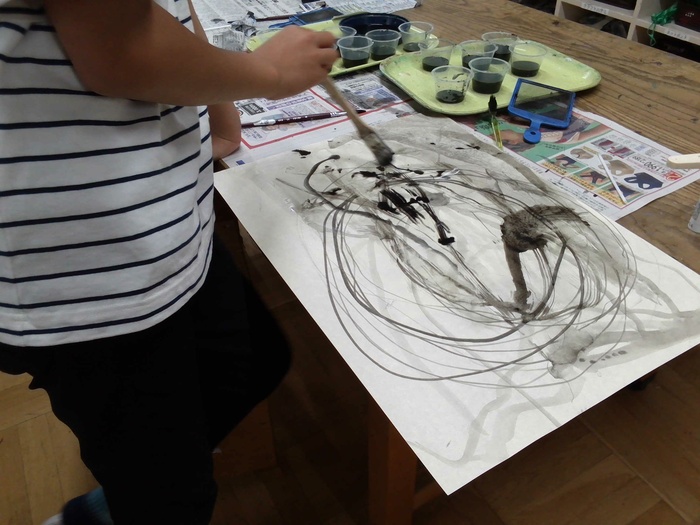 刷毛で描く様子