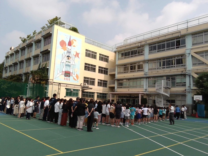 全校集合写真の校庭からの様子