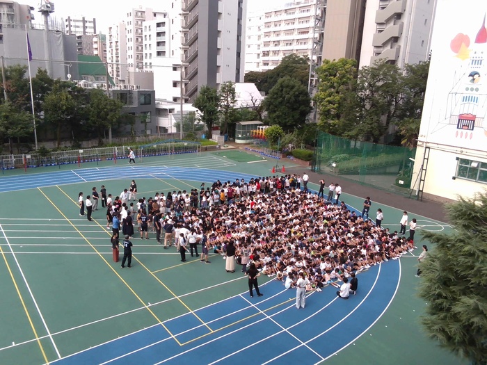 全校集合写真の全員並んだ様子