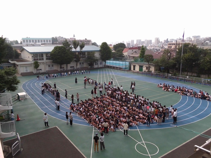 全校写真撮影の並んでいる様子