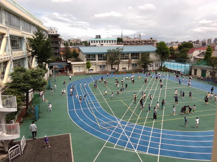 校庭遊びの様子