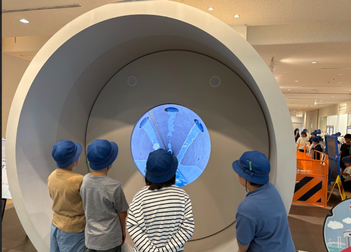 虹の下水道館で子どもたちが自由に体験している様子。