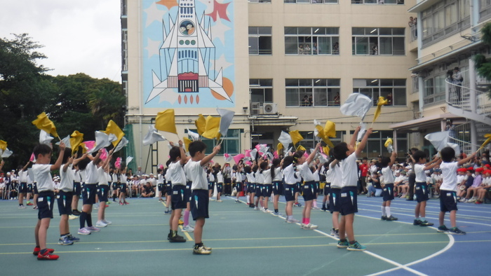 旗を上げて踊る2年生