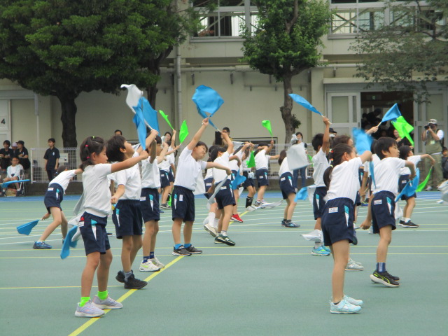 旗を振って踊る2年生