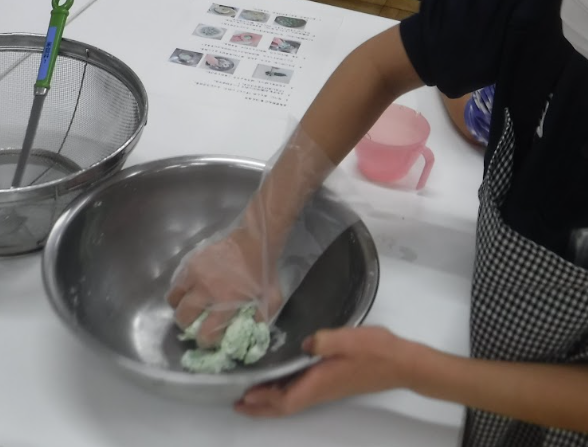 団子をこねているところ