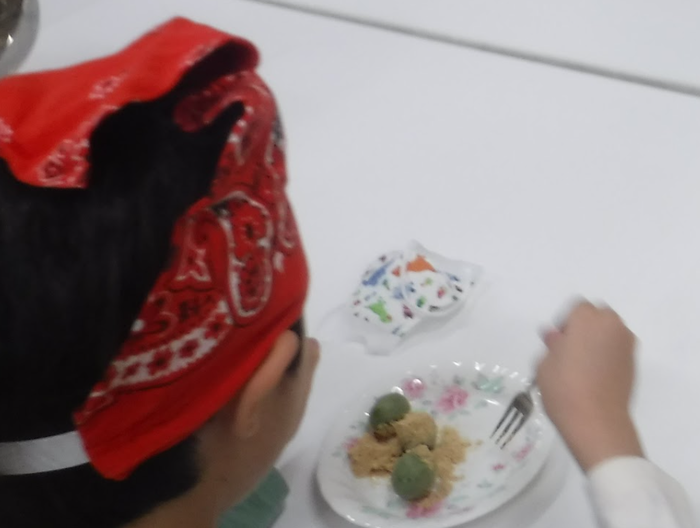 完成した団子を食べるところ
